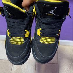 Air Jordan 4 Thunders