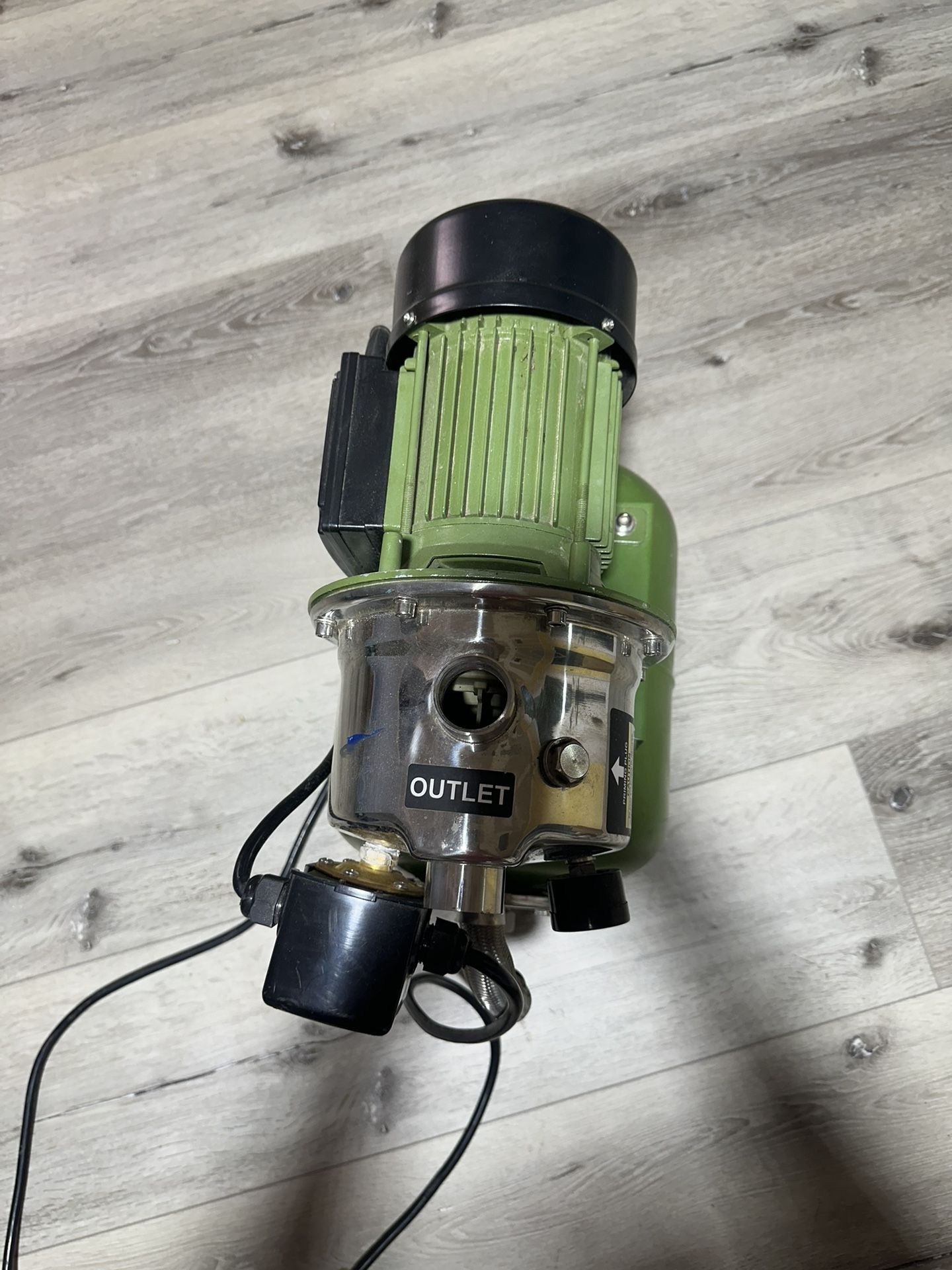 DRUMMOND 1 HP Stainless Steel Shallow Well Pump and Tank with Pressure Control Switch - 950 GPH