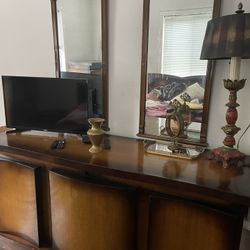 BEAUTIFUL REAL WOOD BEDROOM SET 