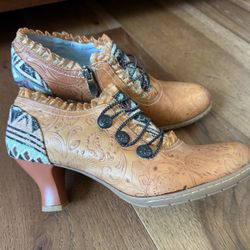 SOCOFY Retro Classic Buckle Printing Splicing Mid Heel Shoe Leather Pumps