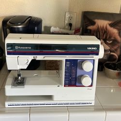 Husqvarna Viking 335 Daisy Sewing Machine - Made In Sweden 