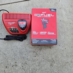 Milwaukee 12v Fuel Stubby Impact Wrench 3/8 Set Includes Battery And Charger 