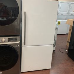 Hisense Refrigerator # HRB171N6AWE Missing The Freezer  Drawer 