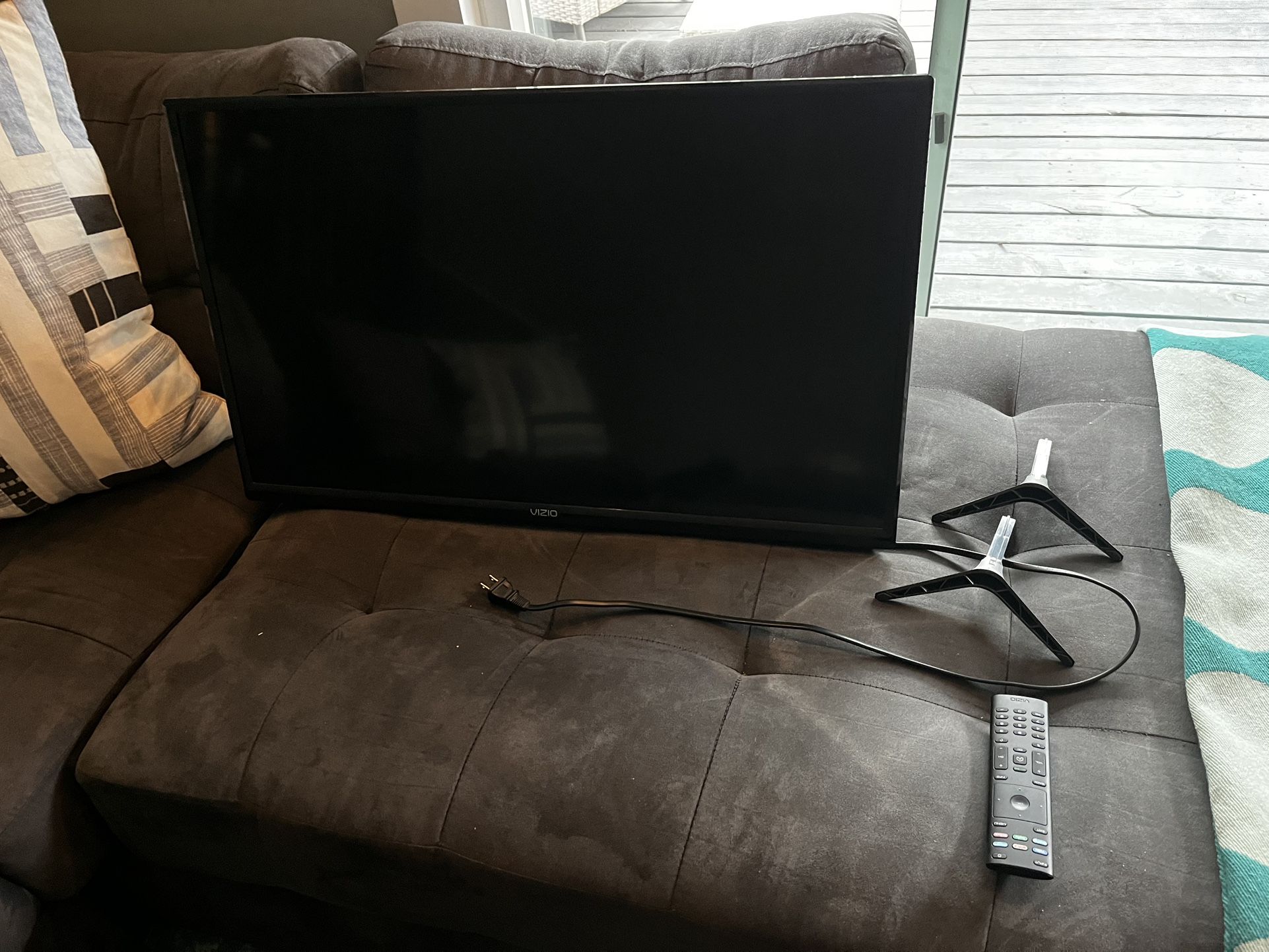 Vizio Smart TV w stands + wall mount +remote