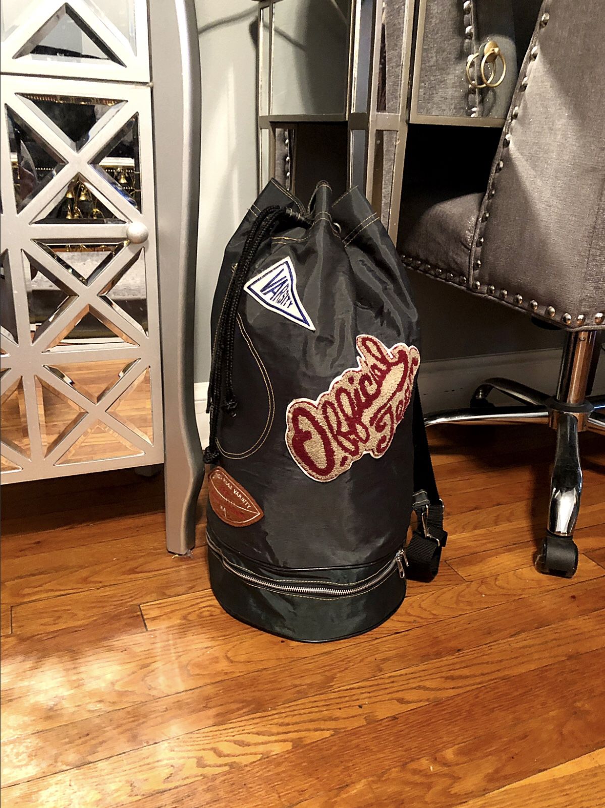 Men’s vintage varsity bag good condition! 21 inches long lots of storage space. A great weekend or travel bag. Clean interior can be worn as a cross