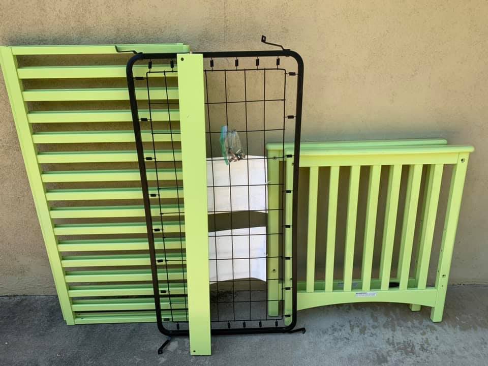 Light green crib / bed for Toddler