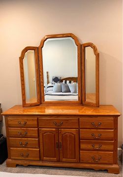 Vintage Oak King Bedroom Set        ✨Willing to negotiate✨