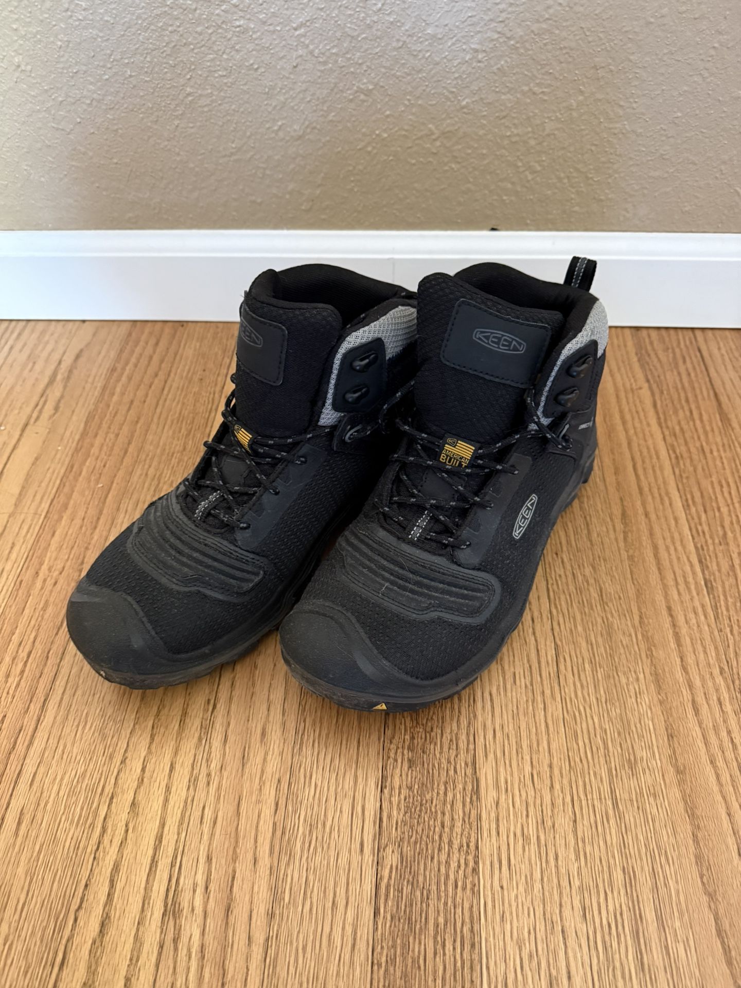9.5 Keen Hiking Boots
