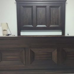 Solid Wood Queen Bed Frame – Dark Espresso – Excellent Condition Price: $500 OBO