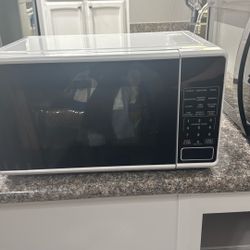 BRAND NEW MICROWAVE 