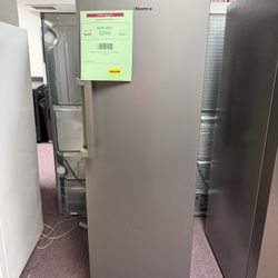 Freezer, Hisense New Open Box 10.2 Cu.ft Freezer