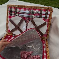 Traditional Wicker Picnic Basket - Insulated with Full Service for 4