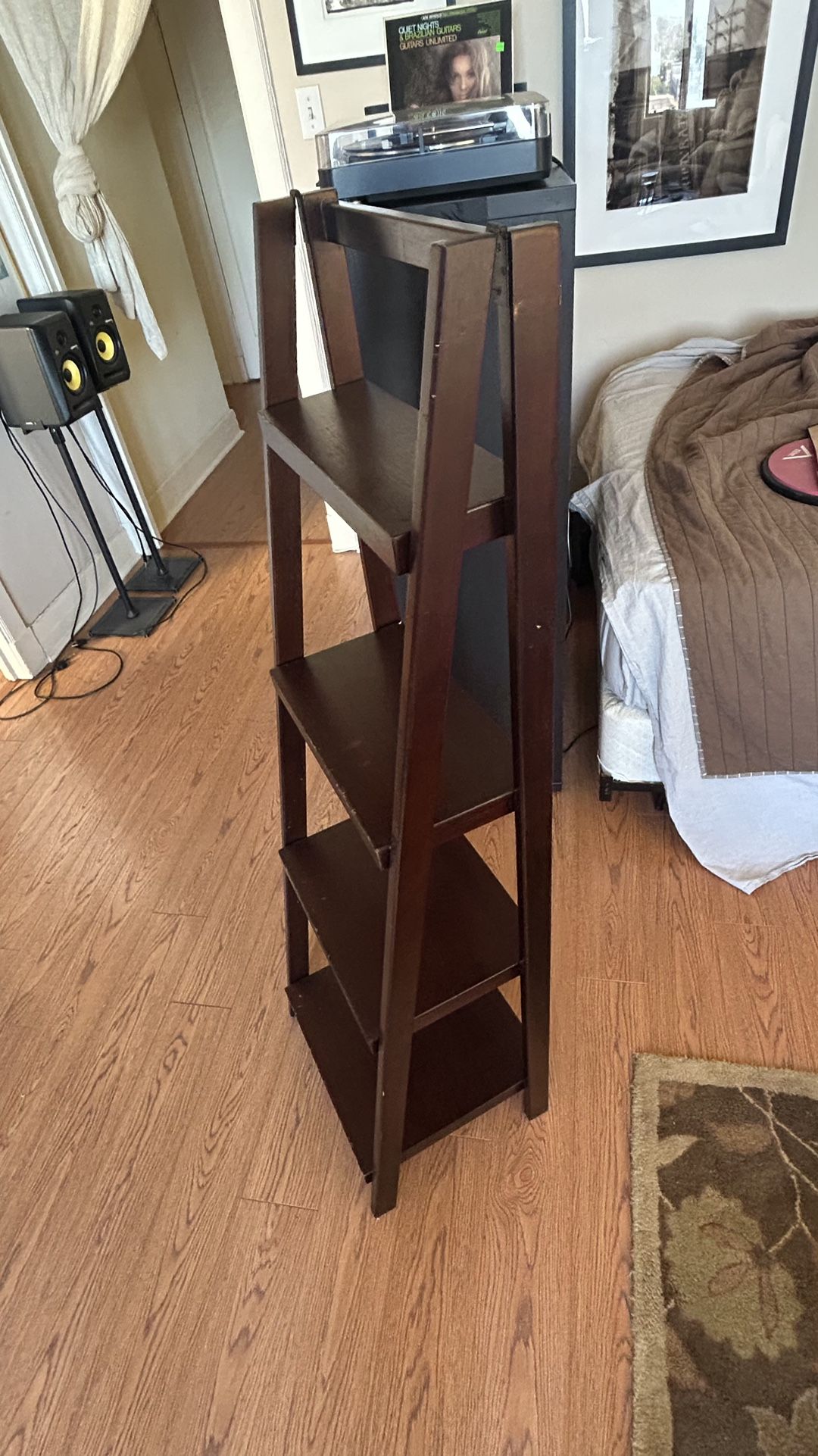 Ladder shelf