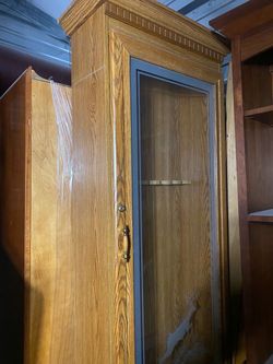 8 Gun Oak Gun Cabinet featuring an etched buck/deer scene on the lower portion of the upper glass door