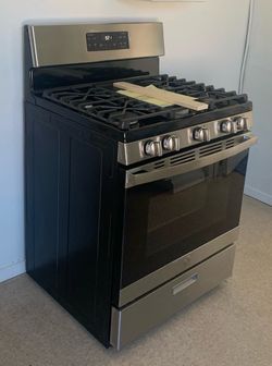 GE 30-in 5 burners 5-cu ft Single oven gas range Natural Gas Range (Stainless steel)