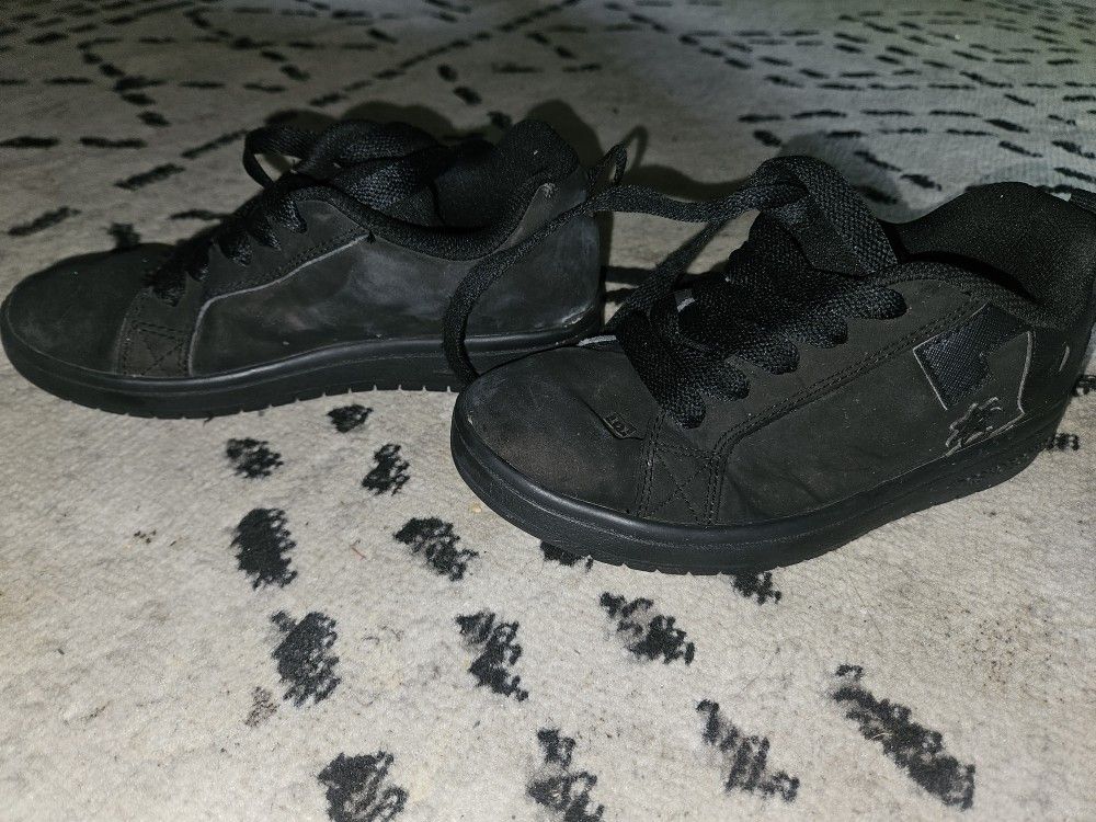 Boys size 4 sneakers DC black skateboard shoes only worn a few times.