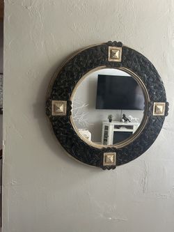 🔥🔥Beautiful Antique Mirror Gold N Black. Yours For Only $25!!🔥