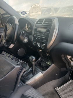 2005 Toyota RAV4 2.4 l for parts