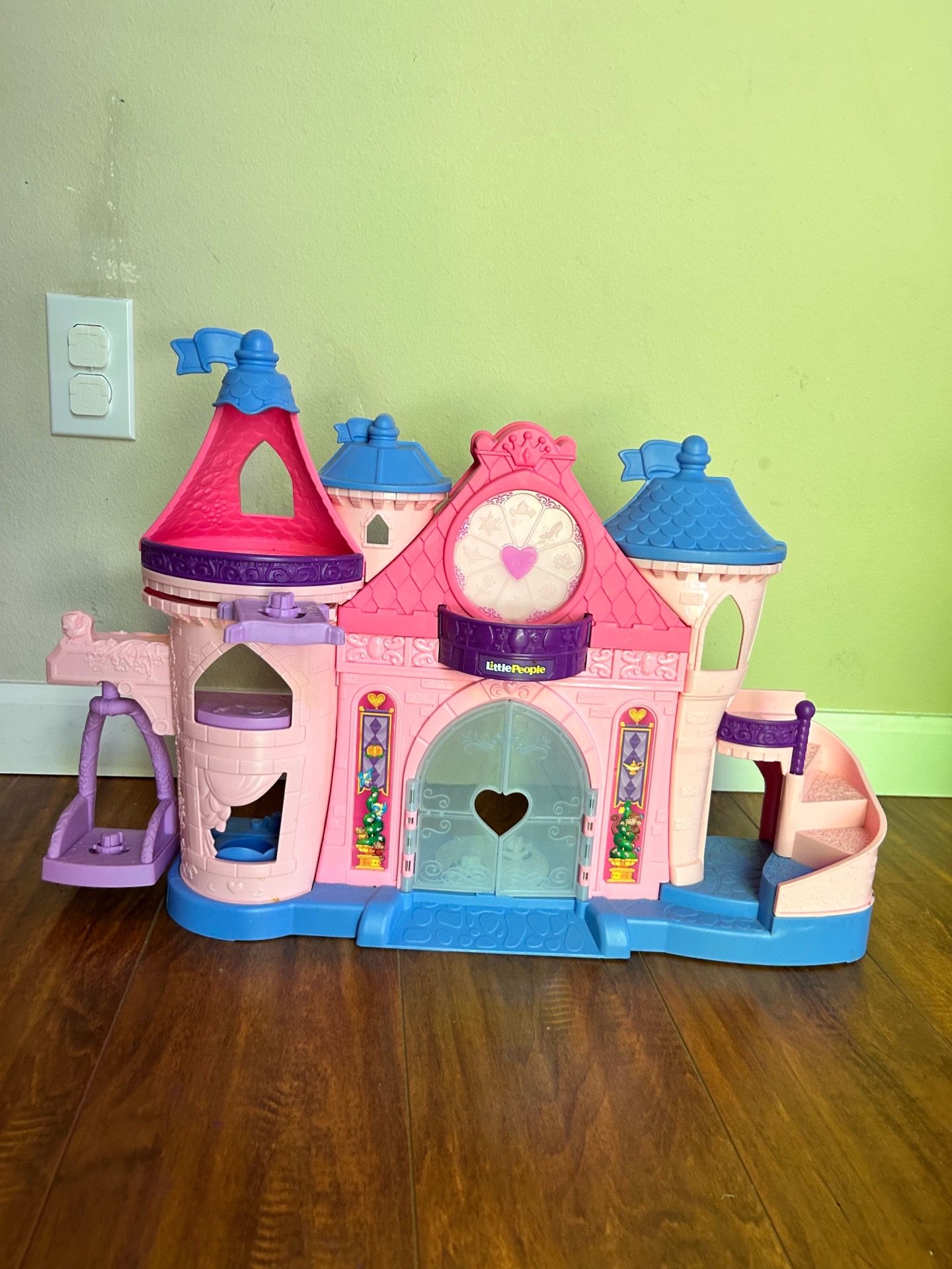 Little people Disney princess magical light and dancing castle