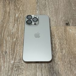 Unlocked -  Natural Titanium iPhone 15 Pro Max 256GB
