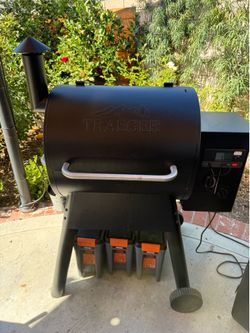 Traeger Smoker - Pro 575 w/ cover