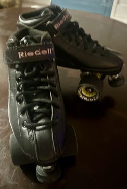 Black Riedell R3 roller skate 