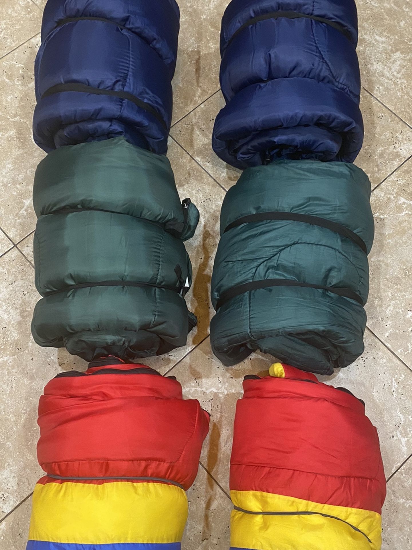 $15 EACH Bass Pro Shops Sleeping Bags ( 4 Adult 2 Kids )