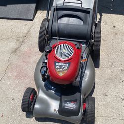 Craftsman lawnmower this is the big one everybody wants 22 inch cup self-propelled 675 big motor that’s a big bag big wheels prime and cut your g s al