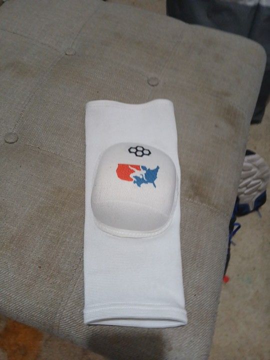 Wrestling Knee Pad – White, Adult Size