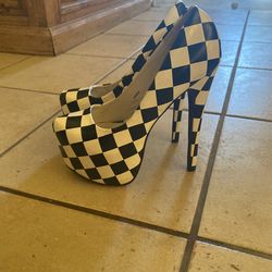 White Checkered 7 Inch Stilettos Sz  7.5