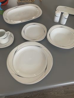 Mikasa’s Discontinued caviar L5806 Fine China Set - 8-setting Caviat