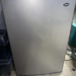 Sanyo 4912m Mini Fridge