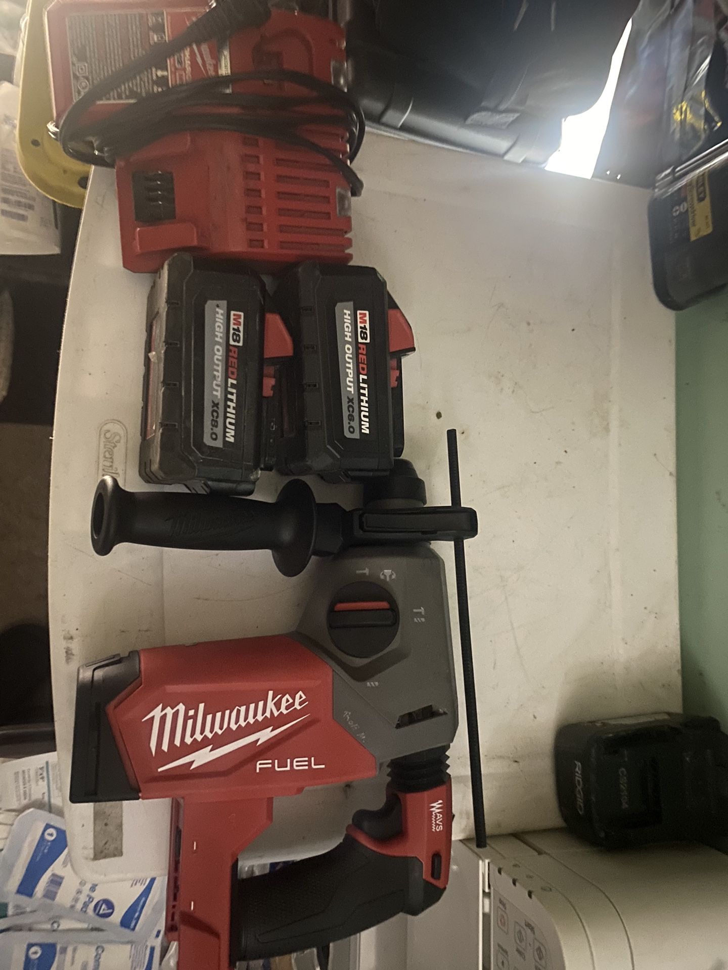 Milwaukee Fuel Rotary Hammer + 8.0/6.0 Charger