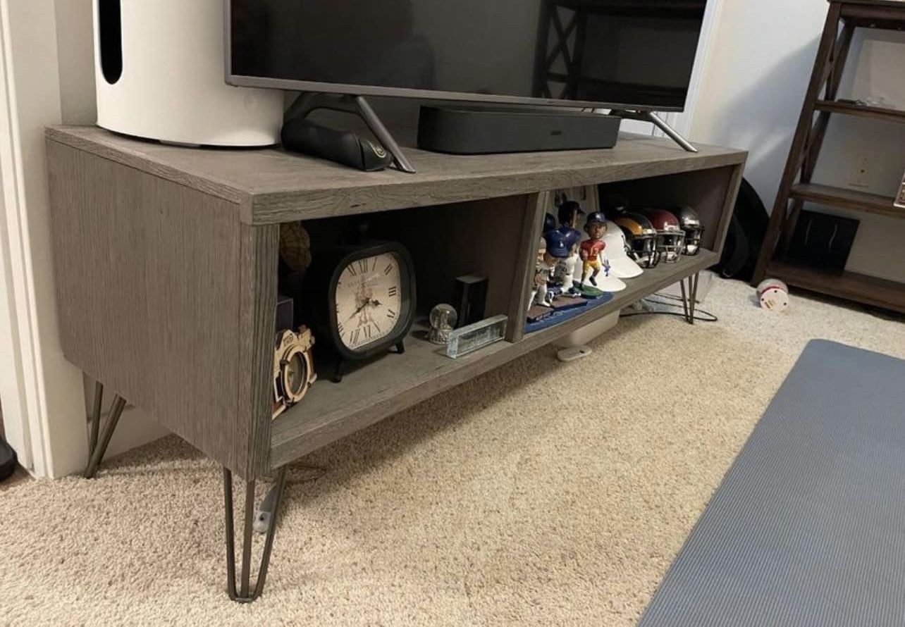 TV Stand/ Entertainment Center