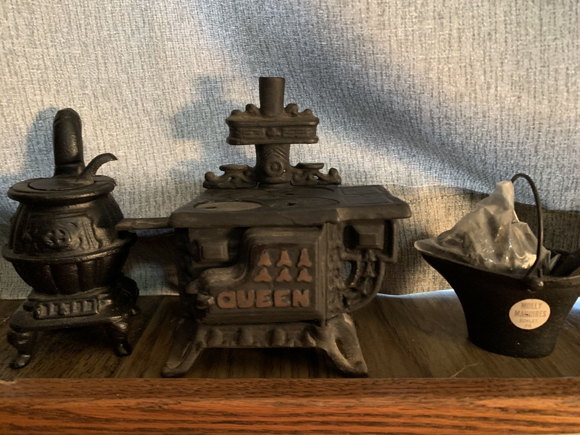 Vintage Miniature Cast Iron Stove With Pans for Sale in Hesperia, CA -  OfferUp