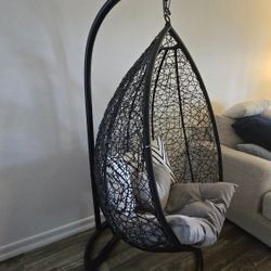 Hanging chair with pillows