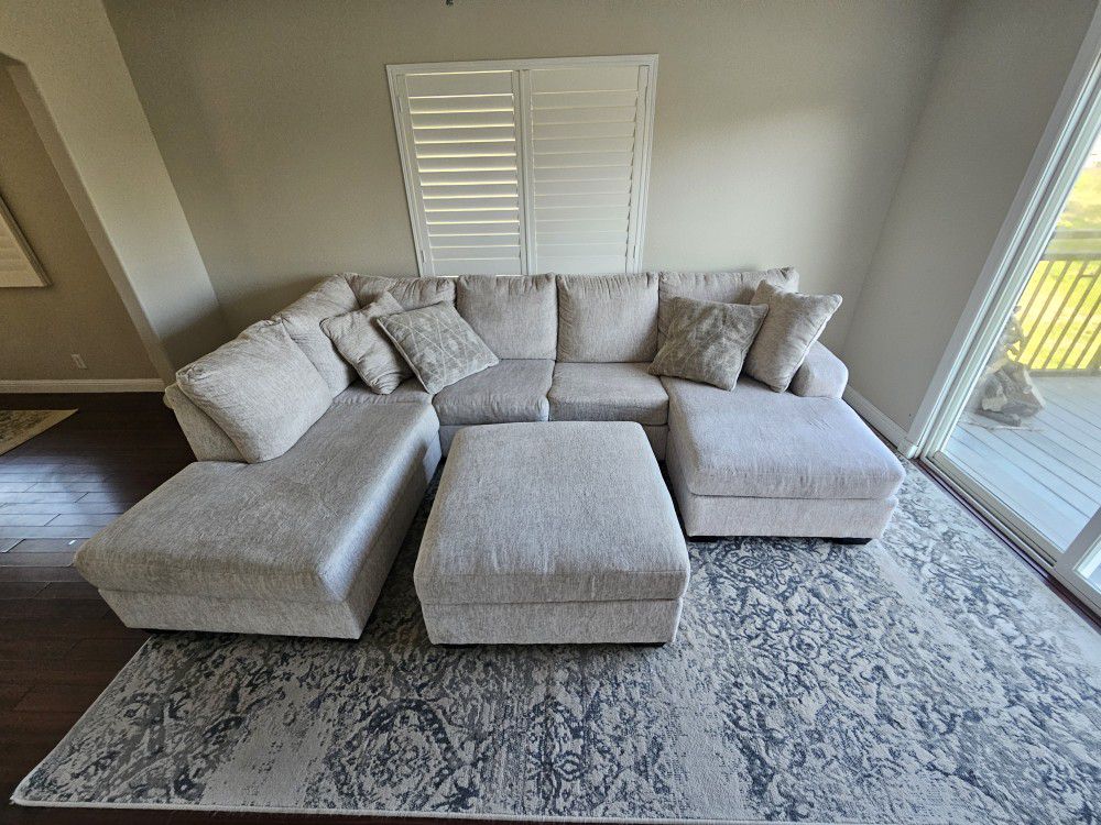 Cream Sectional Couch And Carpet