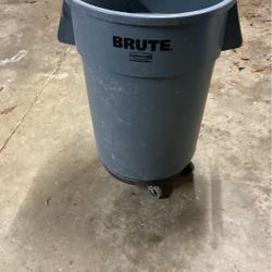 Brute Industrial Trash Can On Wheels 