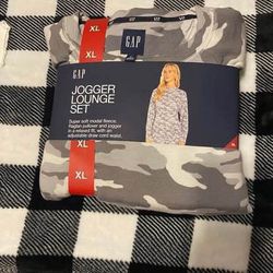 Gap Jogger Lounge Set in a grey camouflage pattern, size XL. The set is made of "super soft modal fleece