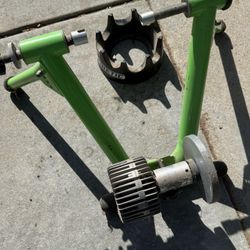 Kurt kinetic Fluid Bike trainer And Wheel Block
