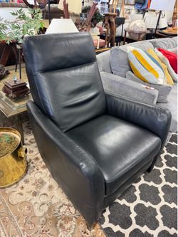 Gorgeous Black Natuzzi B537 Recliner - Like New - Originally $2400.