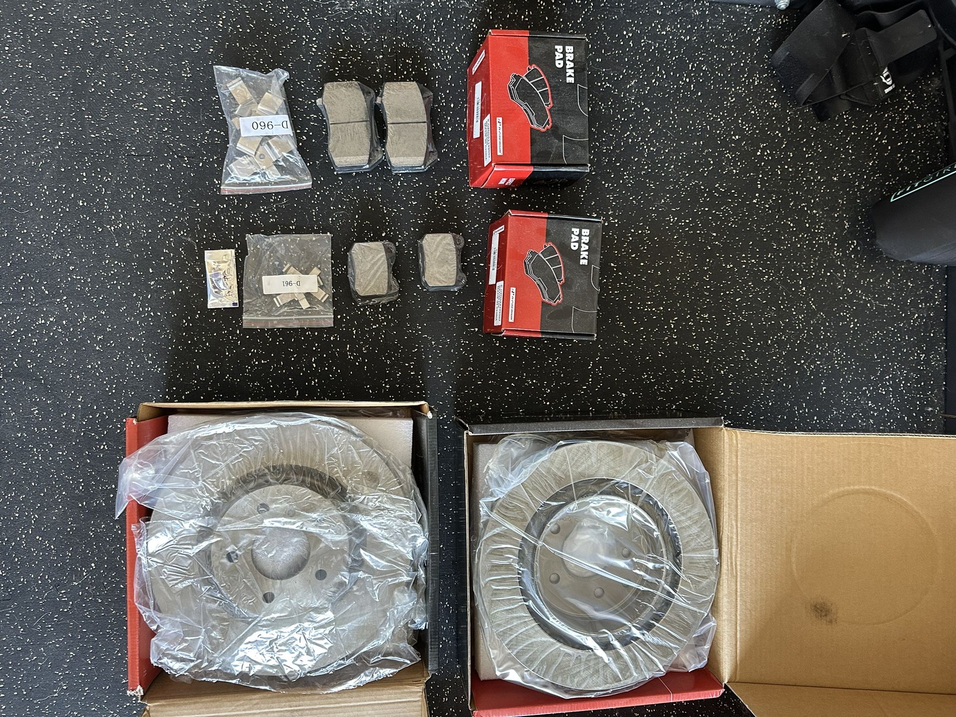 BRAND NEW ROTORS AND BRAKE PADS 350z/G35
