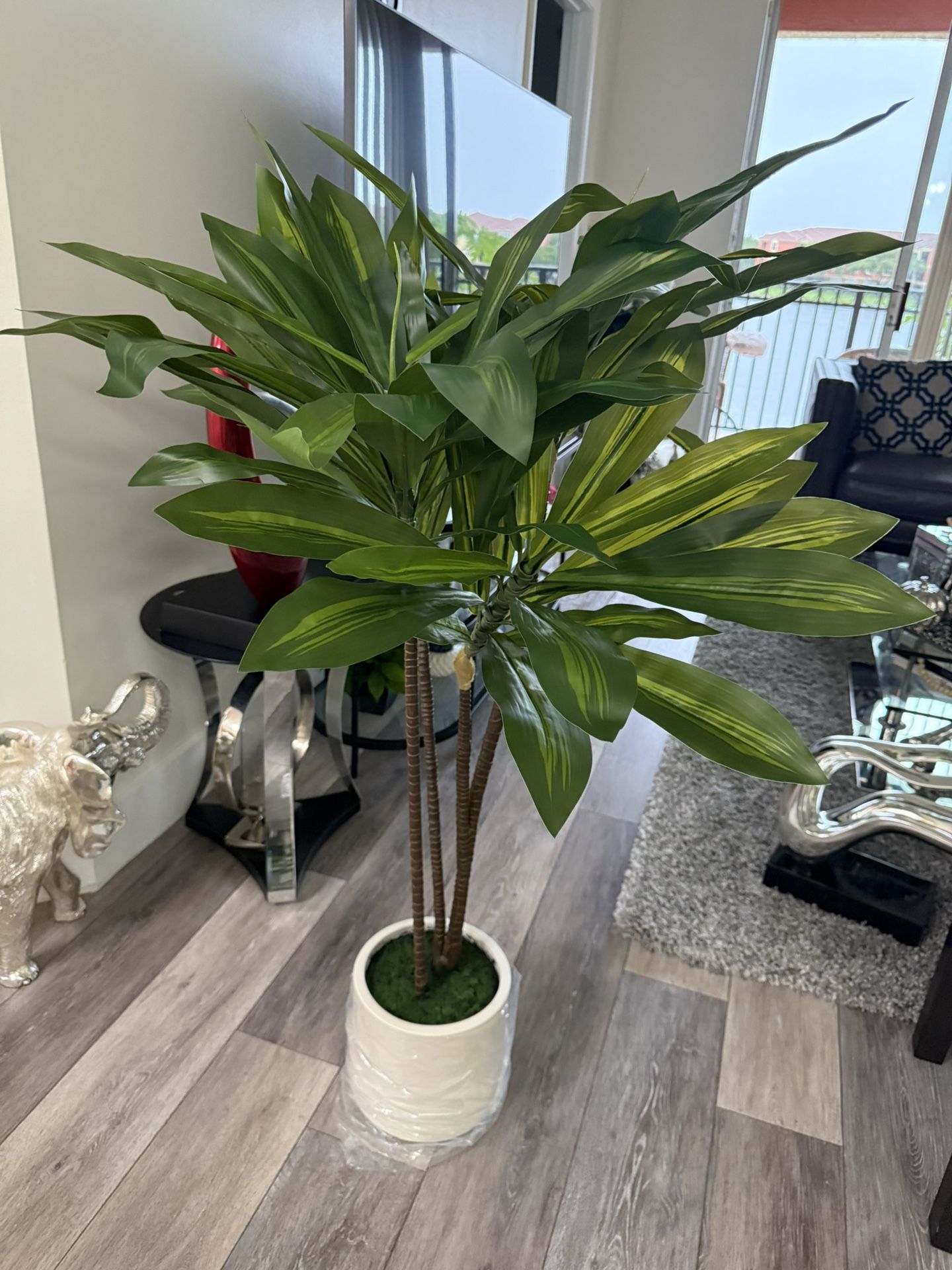 Pretty Artificial Plant With Planter Inside Grass ! Brand New