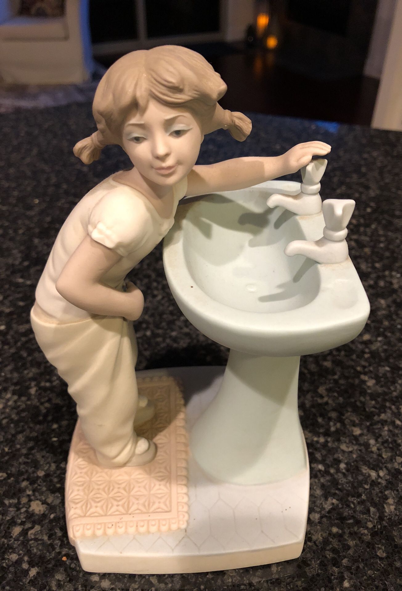 LLADRO FIGURINE CLEAN UP TIME GIRL AT SINK SPAIN RETIRED ADORABLE!