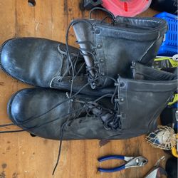 Size 13 Men’s Combat Boot .. Worn Once 