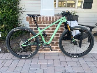 Pivot Mach 4SL Medium