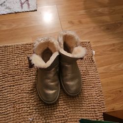 Sz 8/8.5 Uggs Gold in color glitter Yes real if up there available serious Only 