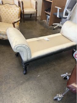 Elegant Chaise Lounge / Fainting Couch – Includes Cushion