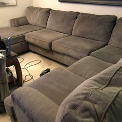 3 PIECE GRAY SECTIONAL COUCH *MUST GO ASAP*