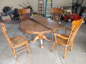 Dinning room table with leaf and 4 chairs